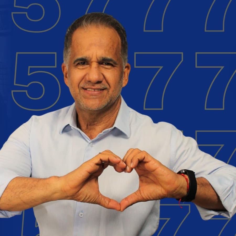 Prof. Olakson Pedrosa fazendo o gesto de coração com as mãos
